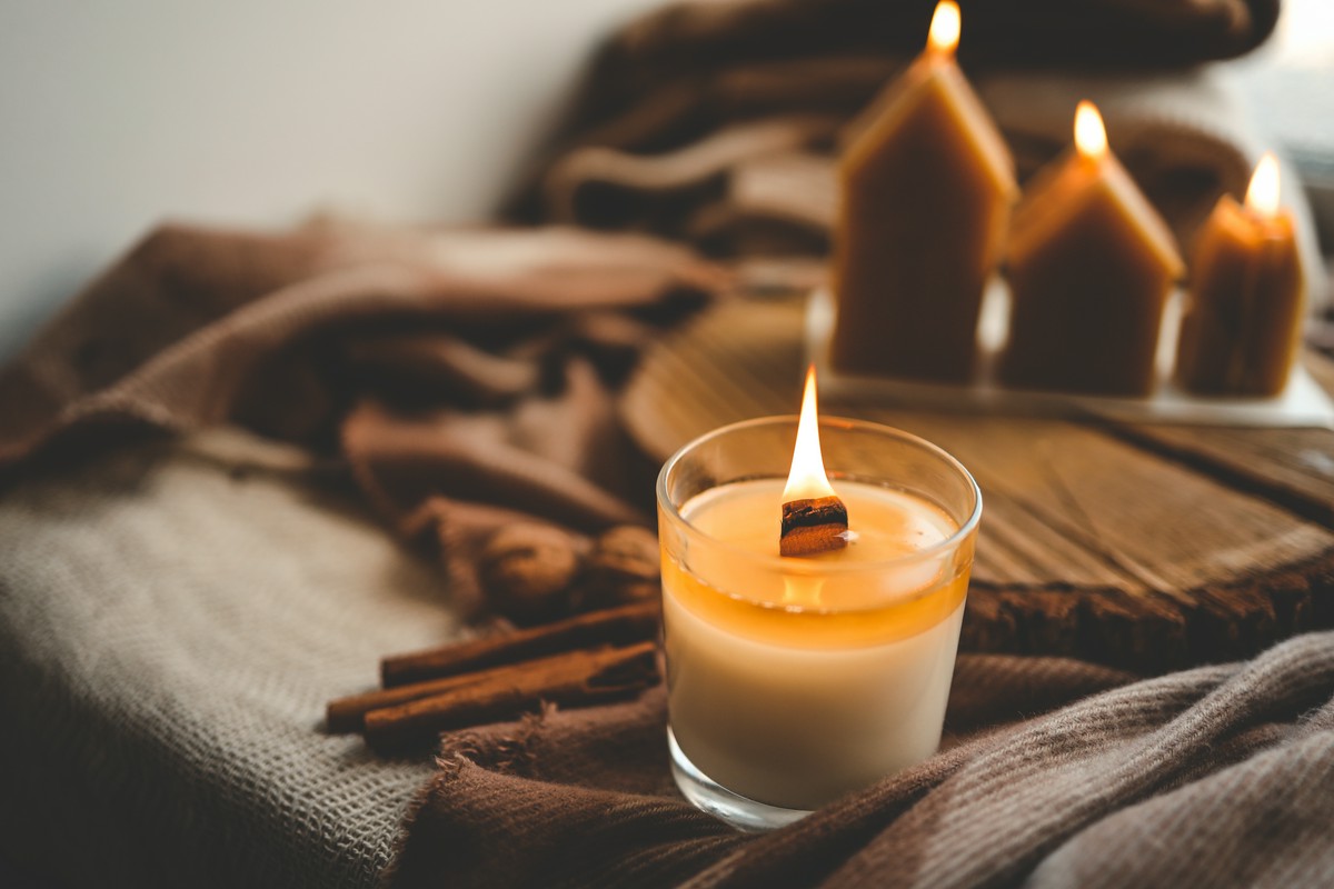 Olejek cytrynowy i świece sojowe – harmonia w aromaterapii